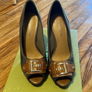 Gianni Bini camouflage peep toe heels